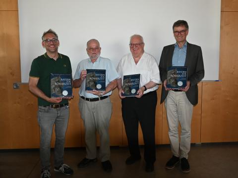 Museumsleiter Tobias Esch, die Autoren Professor Dr. Thomas Fischer und Professor Dr. Karlheinz Dietz und Verleger Fritz Pustet (v. l. n. r.) präsentieren das neue Buch "Bayern zur Römerzeit" im kelten römer museum Manching.
