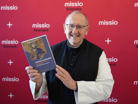 Pater Karl Josef Wallner freut sich über die Festschrift "Christus verkünden"