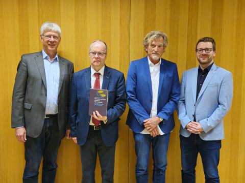 Dr. Rudolf Zwank (Verlag Friedrich Pustet), Professor Dr. Erwin Dirscherl und die beiden Herausgeber Professor Dr. Knut Wenzel und Professor Dr. Markus Weißer präsentieren die Festschrift.