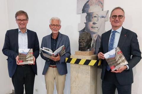 Fritz Pustet, Dr. Eugen Trapp und Wolfgang Dersch präsentieren den soeben erschienenen 18. Band "Denkmalpflege in Regensburg".
