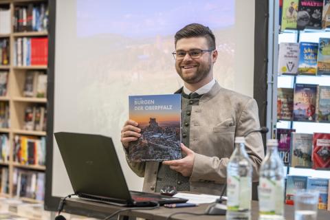 Simon Süß zeigt sein neues Buch "Burgen der Oberpfalz"