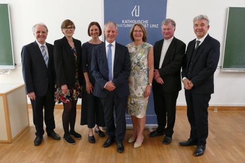 Von links: Univ.-Prof. Dr. Ansgar Kreutzer, Univ.-Ass.in Mag.a Martina Resch, Univ.-Prof.in DDr.in Isabella Guanzini, Univ.-Prof. Dr. Franz Gruber, Mag.a Brigitte Gruber-Aichberger PMM, Bischof Dr. Manfred Scheuer, Rektor Univ.-Prof. Dr. Michael Fuchs.
