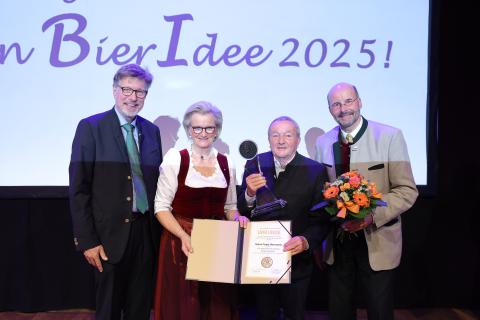 Gewinner der Goldenen BierIdee 2025 Franz Herrmann mit Brauer-Präsident Georg Schneider, Angela Inselkammer (Präsidentin Bayerischer Hotel- und Gaststättenverband DEHOGA Bayern e. V.) und Dr. Lothar Ebbertz (Hauptgeschäftsführer Bayerischer Brauerbund e.V.)
