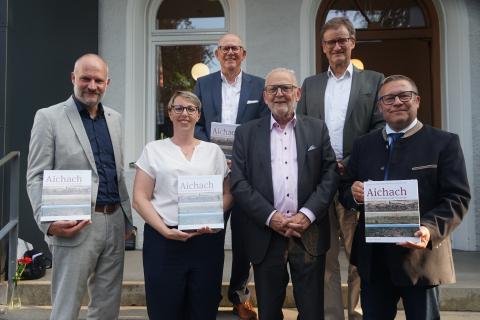 Herausgeber Christoph Lang, Sarah Schormair, Wilhelm Liebhart, Bürgermeister Klaus Habermann, Verleger Fritz Pustet und Herausgeber Klaus Wolf (v. l. n. r.) präsentieren das neue Aichach-Buch.