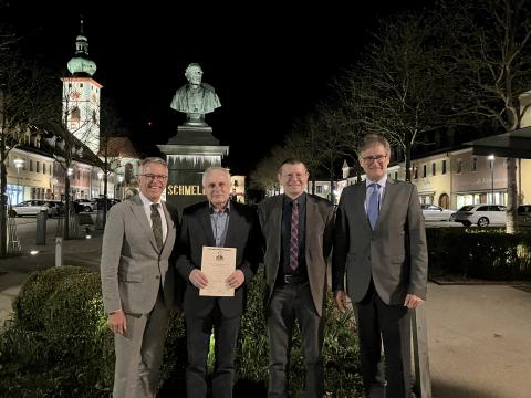 Zu nächtlicher Stunde auf dem Tirschenreuther Marktplatz mit Schmeller vereint: Bürgermeister Franz Stahl, Ehrenmitglied Dr. Werner Winkler, Vorsitzender Christian Ferstl und Verleger Fritz Pustet. Foto: Schmeller-Gesellschaft.