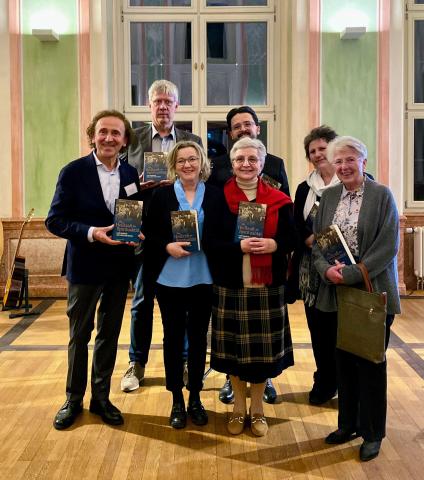 Gruppenfoto der Beteiligten an der Präsentation der Biografie des Luigi Novarese