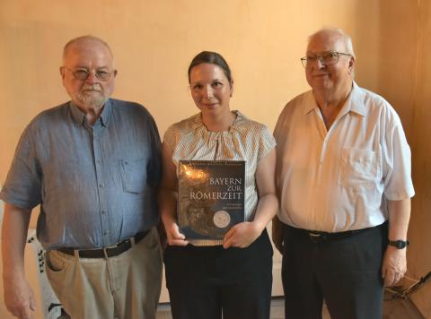 Thomas Fischer, Veronika Fischer und Karlheinz Dietz präsentieren das neue Buch "Bayern zur Römerzeit"