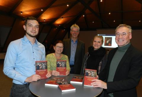 Benedikt Schwandt, Dr. Claudia Grund, Dr. Rudolf Zwank, Katharina Hupp und Prof. Dr. Jürgen Bärsch präsentieren das Buch Gemalte Liturgie.