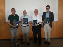 Museumsleiter Tobias Esch, die Autoren Professor Dr. Thomas Fischer und Professor Dr. Karlheinz Dietz und Verleger Fritz Pustet (v. l. n. r.) präsentieren das neue Buch "Bayern zur Römerzeit" im kelten römer museum Manching.