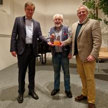 Verleger Fritz Pustet, Autor Alfred Wolfsteiner und OB Andreas Feller mit der neuen Stadtgeschichte