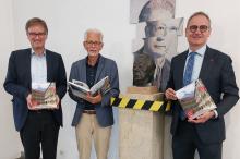 Fritz Pustet, Dr. Eugen Trapp und Wolfgang Dersch präsentieren den soeben erschienenen 18. Band "Denkmalpflege in Regensburg".