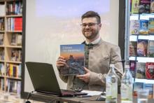 Simon Süß zeigt sein neues Buch "Burgen der Oberpfalz"
