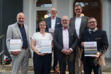 Herausgeber Christoph Lang, Sarah Schormair, Wilhelm Liebhart, Bürgermeister Klaus  Habermann, Verleger Fritz Pustet und Herausgeber Klaus Wolf (v. l. n. r.) präsentieren das neue Aichach-Buch.
